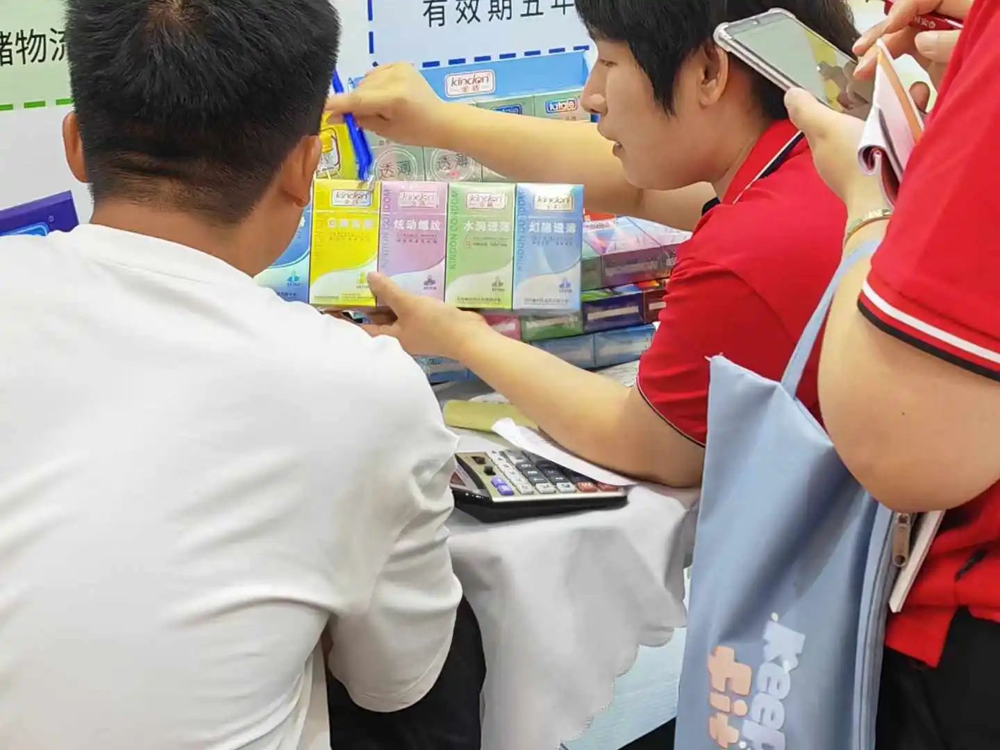 【展會(huì)回顧】上海百貨會(huì)最獨(dú)特的產(chǎn)品，避孕套成百貨商超新的利潤(rùn)增長(zhǎng)點(diǎn)！6.jpg